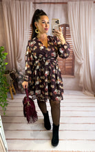 Charger l'image dans la galerie, Robe courte bordeaux motif rose pale NORA (36 au 48)
