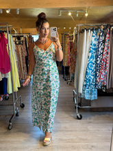 Charger l&#39;image dans la galerie, Robe bretelle fleuri vert Caroline ☀️( reste taille 48 )