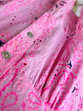 Charger l'image dans la galerie, Robe loose motif bandana rose en broderie anglaise SANANA (36 au 46)