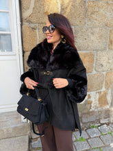 Charger l&#39;image dans la galerie, Manteau cape fourrure noir NÉLYA (36 au 46)
