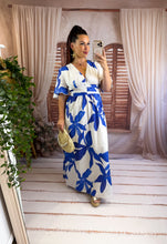 Charger l'image dans la galerie, Robe blanche fleuri bleu PETRA (40 au 48)