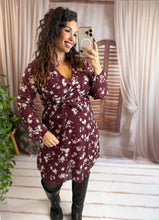 Charger l'image dans la galerie, Robe courte bordeaux fleurie blanche ADRIANNA (36 au 48)