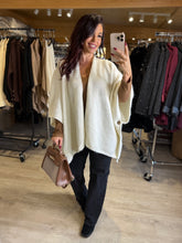 Charger l&#39;image dans la galerie, Gilet cape écru ISOLA (36 au 52)