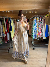 Charger l&#39;image dans la galerie, Robe beige motif bleu ALENA ( reste taille s/m et m/l )