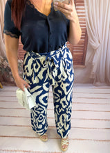 Charger l'image dans la galerie, Pantalon motif écru/bleu marine ALBINA (34 au 48)