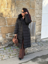 Charger l&#39;image dans la galerie, Longue doudoune noir capuche fourrure LEANNA (36 au 48 )