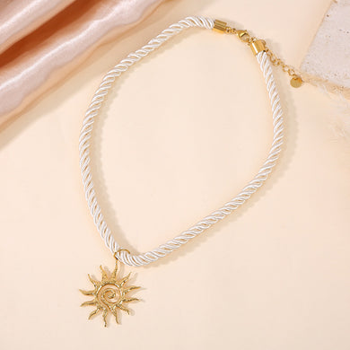Collier cordon beige avec pendentif soleil spirale ☀️