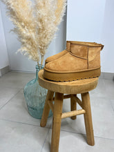 Charger l'image dans la galerie, Boots camel fourrées en daim à plateforme Enola