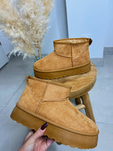 Charger l'image dans la galerie, Boots camel fourrées en daim à plateforme Enola
