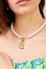 Charger l&#39;image dans la galerie, Collier Perle &amp; Coquillage en Acier Inoxydable : Élégance Marine et Chic ☀️