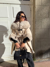 Charger l&#39;image dans la galerie, Manteau cape fourrure beige NÉLYA (36 au 46)