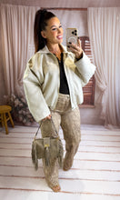 Charger l'image dans la galerie, Veste loose en suédine beige KATRINA (36 au 46)