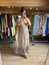 Charger l&#39;image dans la galerie, Robe beige motif bleu ALENA ( reste taille s/m et m/l )