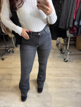 Charger l&#39;image dans la galerie, Jean flare gris foncé push up MAUREEN (38 au 48)