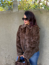 Charger l&#39;image dans la galerie, Manteau fourrure synthétique chocolat IRINA (34 au 42)