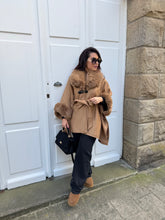 Charger l&#39;image dans la galerie, Manteau cape fourrure camel NÉLYA (36 au 46)