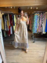 Charger l&#39;image dans la galerie, Robe beige motif bleu ALENA ( reste taille s/m et m/l )