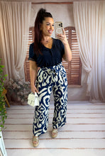 Charger l'image dans la galerie, Pantalon motif écru/bleu marine ALBINA (34 au 48)