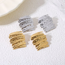 Charger l'image dans la galerie, Boucles d’oreilles argentées plaques larges superposées martelées