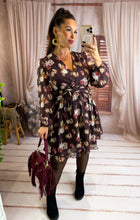 Charger l'image dans la galerie, Robe courte bordeaux motif rose pale NORA (36 au 48)