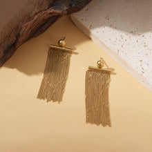 Charger l'image dans la galerie, Boucles d'oreilles dorées pendantes à franges de chaînes fines avec clou boule