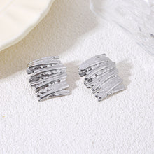 Charger l'image dans la galerie, Boucles d’oreilles argentées plaques larges superposées martelées