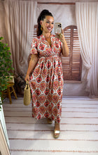 Charger l'image dans la galerie, Robe motif beige, orane, rouge team petite TALI (36 au 48)