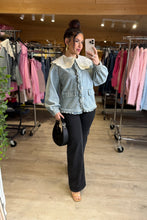 Charger l'image dans la galerie, Veste en jean col claudine en dentelle DAPHNE