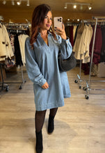 Charger l&#39;image dans la galerie, Robe courte large jeans SABRINA ( taille 36 au 50 )